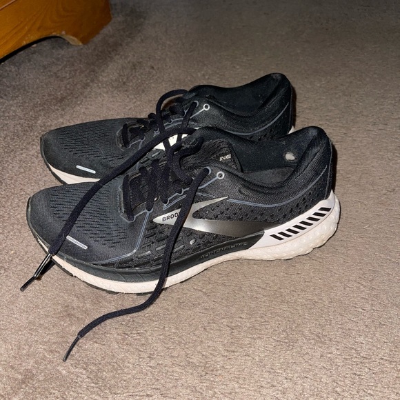 3 pairs of Brooks brand sneakers - Picture 2 of 6